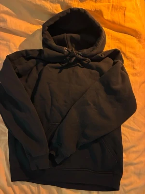 Mörkblå hoodie med huva och ficka - Fin mörkblå hoodie, använd väl men ändå bra skick! Storlek M och från bikbok. Pris kan förhandlas 🤗💞