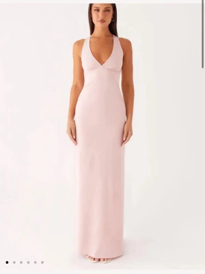 OANVÄND Balklänning - Oanvänd balklänning från Peppermayo, prislappen sitter kvar🩷. Är i storlek 34, och jag är 160cm och den är för lång, skulle säga att den passar någon som är 165-170.  Är köpt för 925kr, säljer för 800kr. Om du är intresserad eller har några frågor så hör av dig!🩷