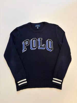 Unik Ralph lauren tröja - Marinblå stickad Polo Ralph Lauren tröja //  Mycket bra skick //  Storlek XL ungdom så passar som en vanlig herr S //  Skriv vein minsta fråga eller fundering🤝