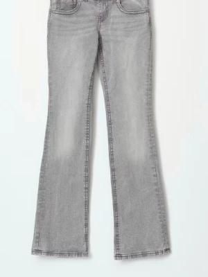 Grå jeans Gina tricot  - Gråa jeans ifrån Gina tricot med knappar på fickorna där bak. 