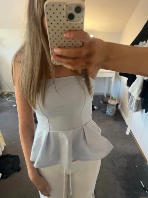 Söt ljusblå topp från H&M!💘 - En jättesöt ljusblå topp perfekt till våren!!💘💘Aldrig använd!