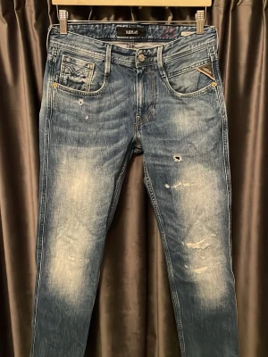 Replay anbass  - Replay anbass - skick 8/10, fint skick! - storlek 29/32 - sjukt feta jeans med väldigt schyssta slitningar - midja: 38cm, längd: 102cm 📏- hör av er vid frågor🙌