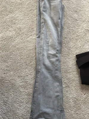 gråa lågmidjade jeans - Säljer dessa då det inte kommer till användning super fina på och det är väldigt lågmidjade. Köptes för 400. Mitt pris 200