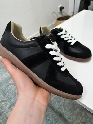 Gats  - Tja, säljer ett par feta gats I storlek 45, men de sitter riktigt tajt så mer mot 43 hållet. Innersulans mått är 28cm. Om du har några frågor så hör av dig!🤗 priset är ej hugget i sten.