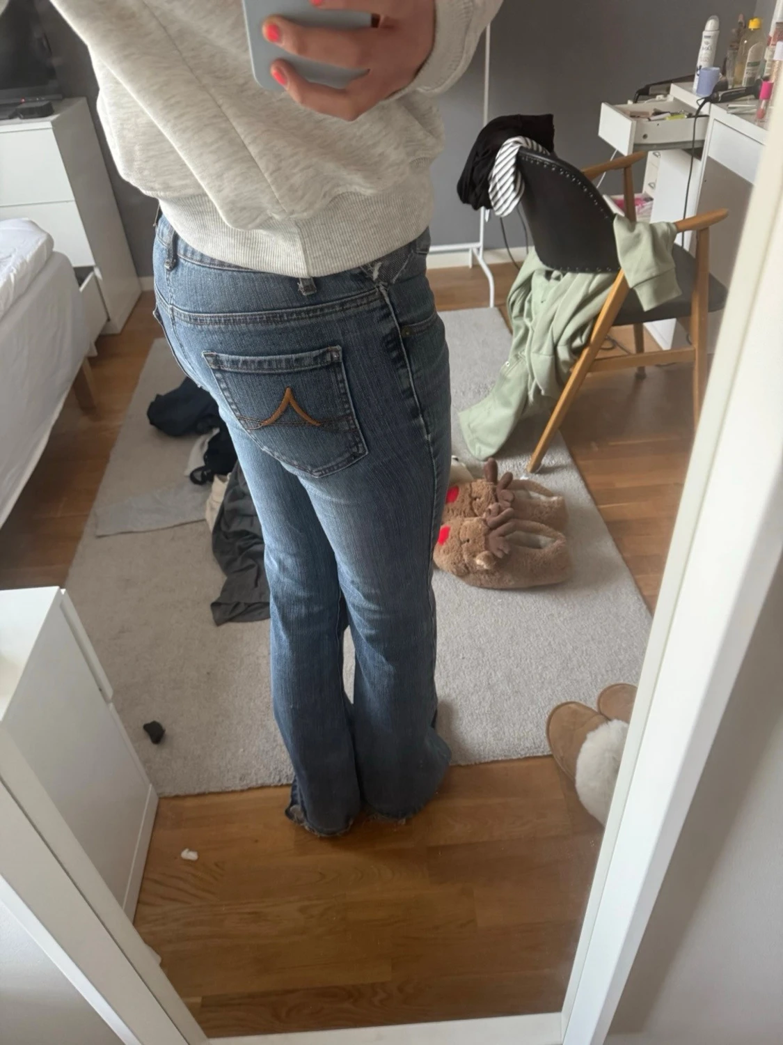 Blå bootcut jeans med broderad ficka - 1