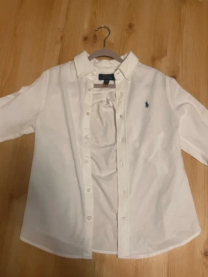 Vit skjorta från Polo Ralph Lauren - Hej säljer en Vit Ralph Lauren skjorta | Stl 14-16 år ca 160 cm typ XS | Skick 9/10 inga problem och 100% äkta med verifiering från Raffes egna hemsida | Hör av dig ⭐️