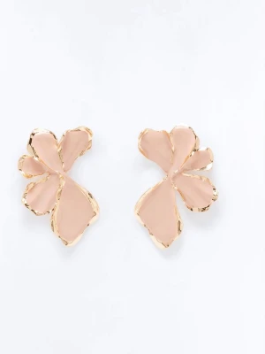 Blommiga örhängen i guld och rosa - Unika örhängen i form av blommor med mjuka blad i ljusrosa och guldfärgade kanter. Perfekta för dig som vill ha ett statement-smycke med elegant touch. Materialet är metall med emaljerad yta i rosa. ALDRIG ANVÄNDA ELLER TESTADE. 