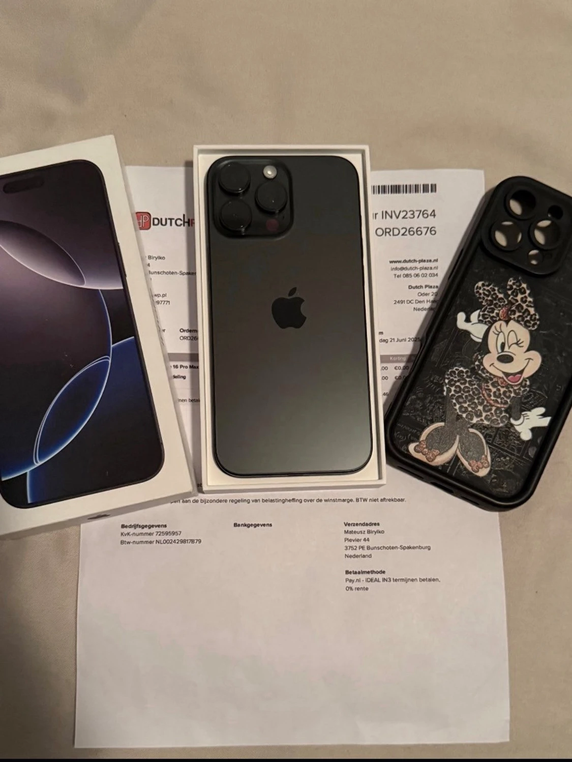 iPhone 16 Pro Max svart titan med skal - 1