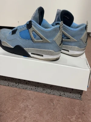 Jordan 4 unc blue - Säljer ett par riktigt fina Jordan 4 university blue i storlek 41. Skorna är använda få tal gånger men riktigt fräscha och fina. Vid frågor och intrsse är det bara att skriva.