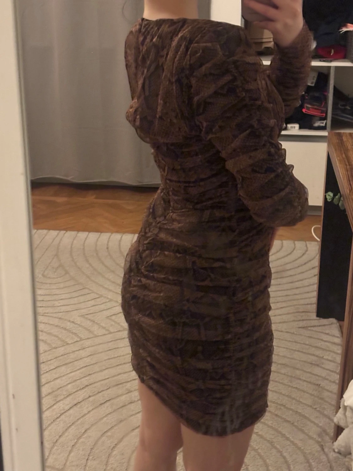 Brun kort klänning med ormmönster - 3