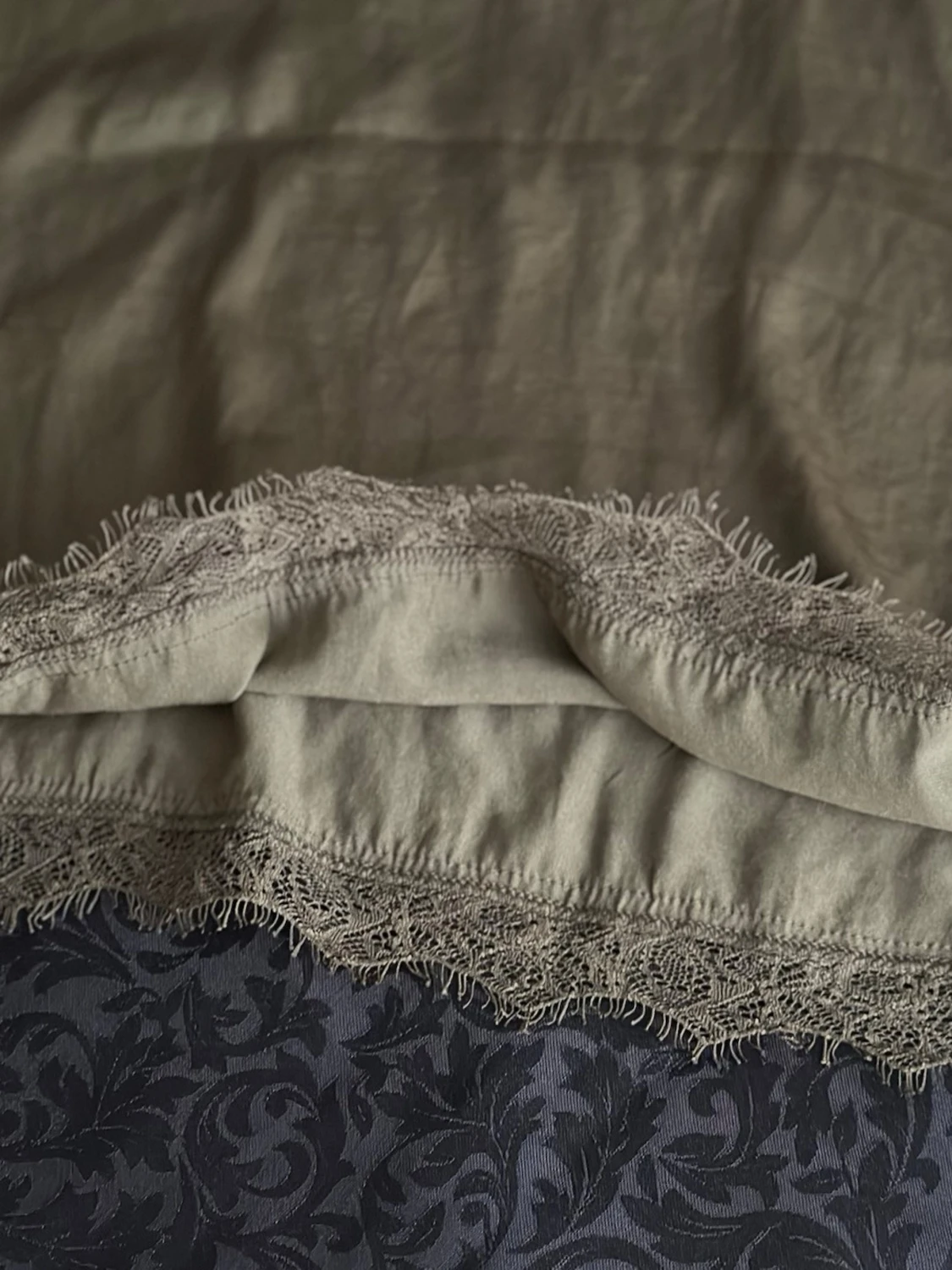 Olivgrönt linne med spetsdetaljer M - 4