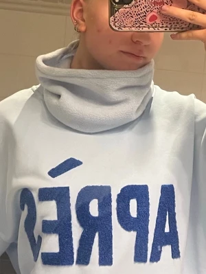 Ljusblå buff #04 🩵 - Superfin mjuk ljusblå buff! Perfekt till afterski och skidresan!  Postar snabbt så oroa dig inte över att den ej ska hinna komma🫰 Egensydd så är inte helt perfekt 🩵