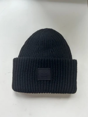 Acne mössa dam  - Hej! Säljer nu min knappt använda acne mössa som är mest intill helt ny, den är i storlek one size/vuxen🥰