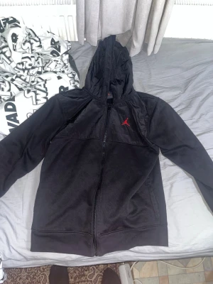 Jordan kofta  - Detta är en kofta ifrån märket Jordan den är fin klassisk och funkar för många olika tillfällen. Om ni inte är nöjd med det satta priset så går de att förhandla