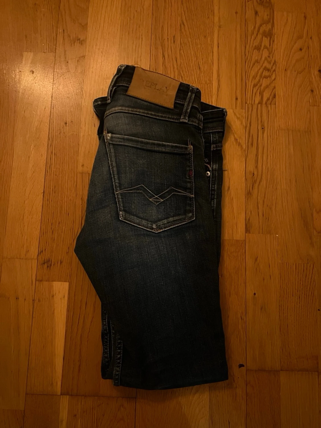 Mörkblå slim fit jeans från Replay - 1