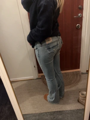 True religion jeans - Säljer nu mina true religion jeans i modellen joey då dom ej kommer till användning längre. Jeansen har en del skador (se bild 3) därav priset 🎀 nypris: 1200