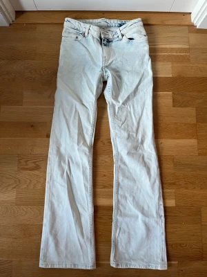Ljusblå Vita Jeans - Jättecoola jeans som är väldigt ljusblå / nästan vita från Monki! Storleken är 32 men skulle säga att den sitter som 34 + materialet är stretchigt. Pris kan diskuteras 