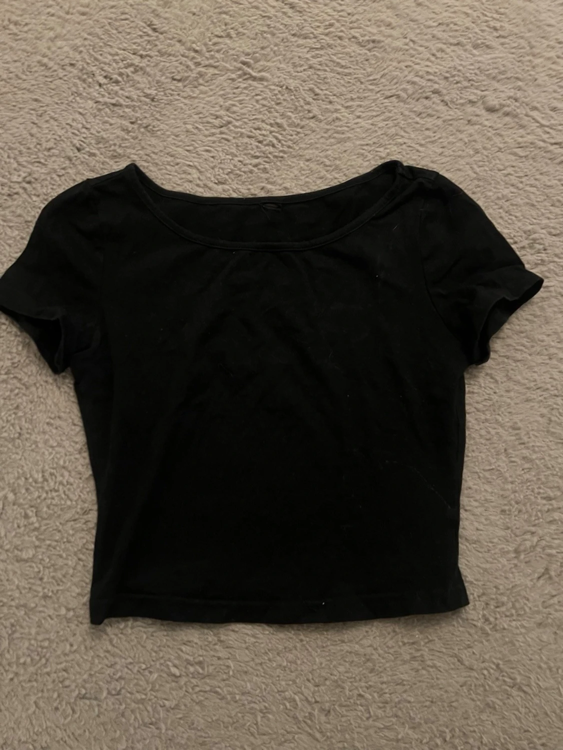 Svart croppad topp med kort ärm