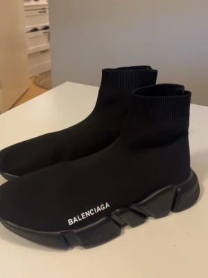 Svarta Balenciagas - Säljer mina Balenciaga skor som är helt nya och oanvända. De är svarta, fräscha och i perfekt skick. Kommer med original påse och kartong. Hör av dig vid intresse!