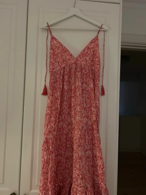 Sommarklänning  - Säljer en  långklänning i rosa och vitt med blommigt mönster viral från zara.