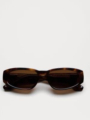 Bruna solglasögon från Chimi - Snygga solglasögon från Chimi i mörkbrunt med breda bågar och rektangulär form. Tillverkade i syntetmaterial och har en stilren, modern look som passar perfekt till sommaren. Klassisk design som lyfter vilken outfit som helst. Helt nya, i kartongen.