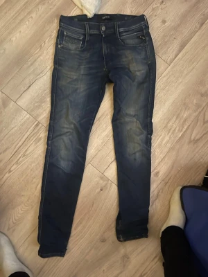 Mörkblå Replays - Snygga mörkblå slim fit jeans från KappAhl med klassisk femficksdesign och subtila slitningar framtill. Jeansen har normal midja, smala ben och är tillverkade i stretchigt denim för extra komfort. Perfekta till vardagslooken skriv för frågor pris går att diskutera
