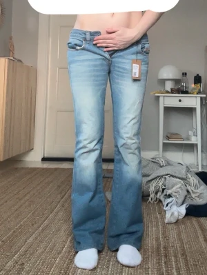 Ljusblå bootcut jeans från Diesel - Säljer ett par ljusblå lågmidjade bootcut jeans från Diesel med snygg tvätt och klassisk femficksmodell. Köpta på sellpy men var tyvärr för små och glömde lämna tillbaka. Innerbenslängd: 76cm Midjemått rakt över: 38cm Pris kan diskuteras