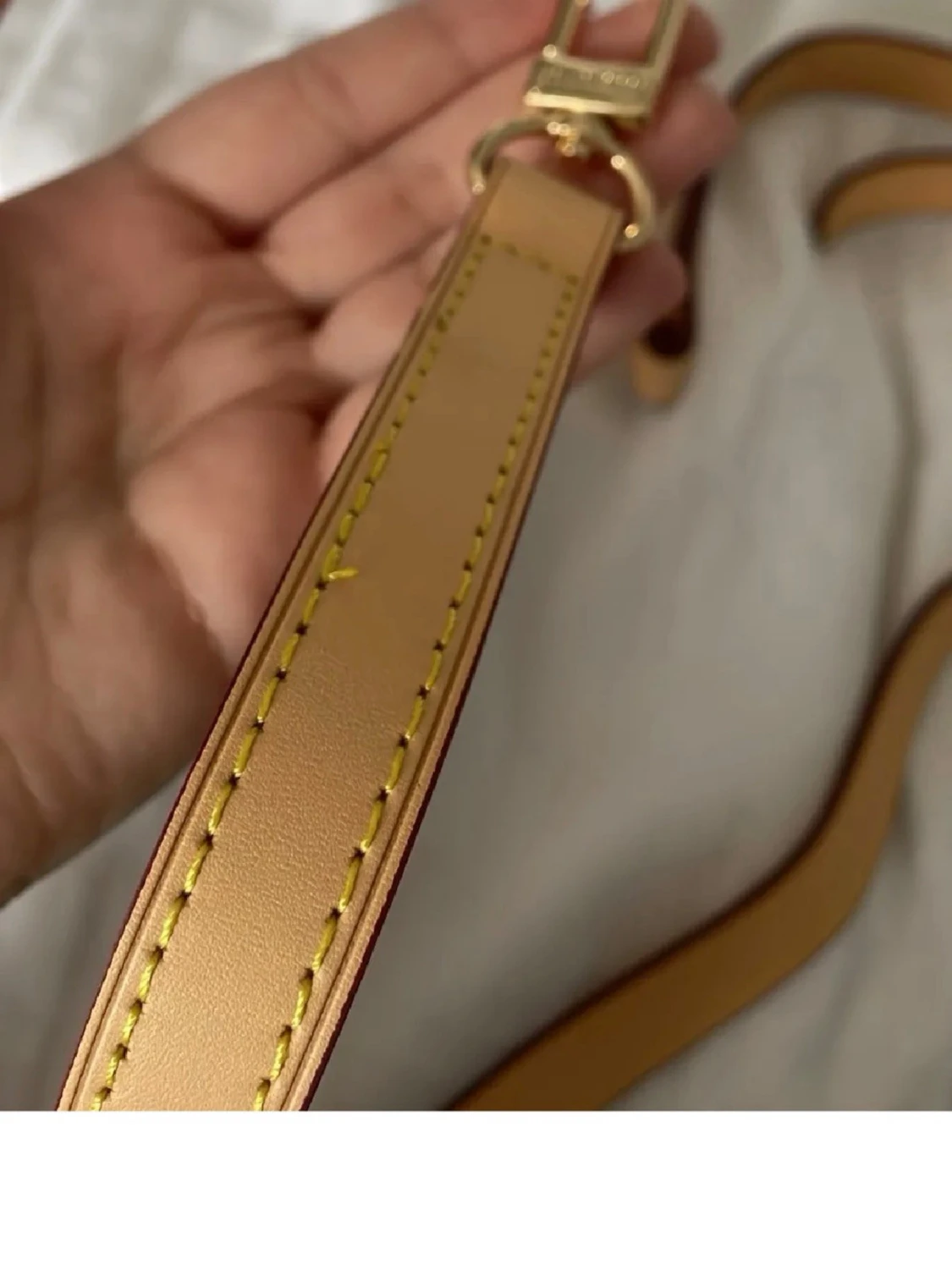 Justerbart axelband i läder  - 2