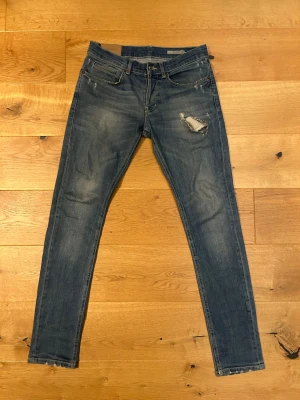 Dondup George Jeans - Dondup George Jeans i mycket bra skick | Storlek och mått: W32, Längd ca 107cm, Midja ca 39cm📏| Vid frågor eller diskussion om pris är det bara att skriva✍🏼| Frakt inom 48h📦