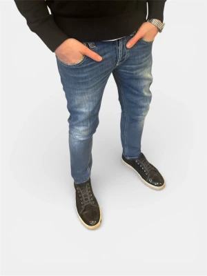 Blå Dondup Jeans  - Tja! Säljer nu dessa sjukt eftertraktade blå Dondups med original slitningar från frabrik. Se storlek nedan. Jeansen är i mycket bra skick.                                                 Nypris: 3500kr                                                                 Säljs för: 799kr                                                                 Tveka inte på att höra av er vid intresse eller frågor! 
