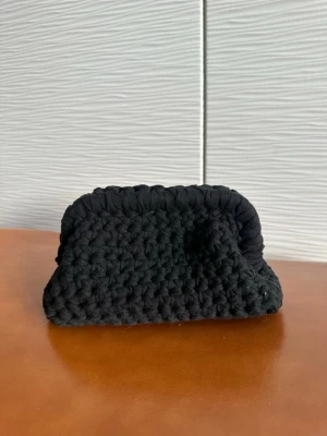 Handvirkad clutchbag - Handvirkad clutch väska, perfekt till skolan, fritid och som necessär. 100% återvunnet garn.