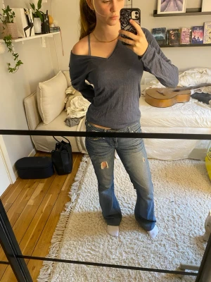 Blå, oversized tröja - Säljer en oversized, långärmad tröja som är otroligt bekväm. En vacker, blå färg 