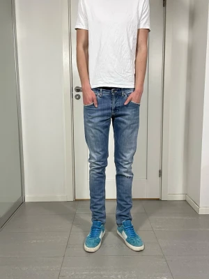 Dondup Jeans  - Säljer nu dessa Dondup Jeans med snygga slitningar i populär design, skriv för fler bilder/frågor🙌🏼