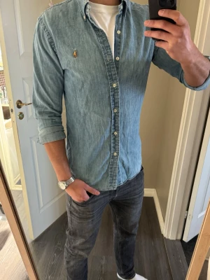 Ljusblå skjorta från Polo Ralph Lauren - Säljer en  ljusblå jeansskjorta från Polo Ralph Lauren, perfekt nu till våren🌸Storlek M slim-fit. Tveka inte att kontakta vid funderingar, pris kan diskuteras💯