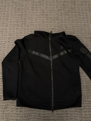 Nike tech huvtröja - Strl M knappt använd