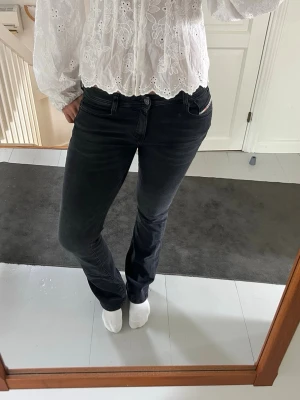 Svarta bootcut  jeans från Diesel - Snygga svarta jeans från Diesel med en bootcut passform och klassisk femficksdesign. Jeansen har låg midja och är tillverkade i ett mjukt denimtyg som sitter bekvämt. Perfekta för en avslappnad och trendig look. Är i stolek 28x32. Köpte för 1800 kr och har använt ca 5 gånger. Skriv om ni har fler frågor💕😊
