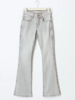 Ljusgrå bootcut jeans från Gina Tricot - Säljer ett par ljusgrå bootcut jeans från Gina Tricot. Använda 1 gång , nyspris 500kr