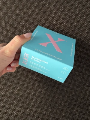 XLASH Rejuvenating Eye Gels - XLASH Rejuvenating Eye Gels i en turkos ask med rosa detaljer. Innehåller 30 par ögongeléer med koreansk teknologi, vegansk formula och testad av dermatolog och ögonläkare. Perfekt för att fräscha upp huden runt ögonen med bland annat lakritsrotsextrakt.