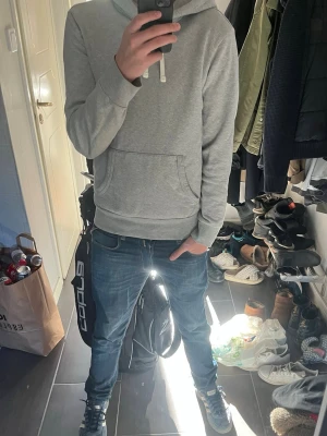 Ralph lauren hoodie - Grå Ralph lauren hoodie i bra skick och riktigt snygg. Storleken är XS, och jag säljer denna för den är för liten för mig. Mitt pris är 650kr.