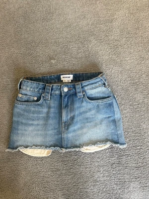 weekday jeans kjol - inga defekter och nypris runt 499kr
