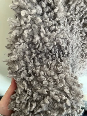 Grå teddyjacka från Kappahl - Supersnygg grå kofta från KappAhl med fluffig, lockig struktur som ger en fårullskänsla. Rund halsringning och öppen framtill utan knappar. Perfekt för dig som vill ha en statement piece i garderoben!!💗