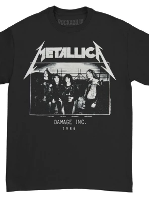 Svart Metallica band t-shirt - Säljer en svart Metallica t-shirt från Rockabilia med stort tryck fram på bröstet. Motivet visar bandmedlemmarna och texten 'Damage Inc. 1986'. Klassisk rund hals och korta ärmar. Perfekt för dig som älskar rock och vill ha en ikonisk bandtröja.
