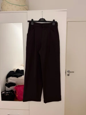 Bruna kostymbyxor från Zara - Bruna kostymbyxor från ZARA ✨Använda 3-4 gånger, fortfarande mycket fint skick!