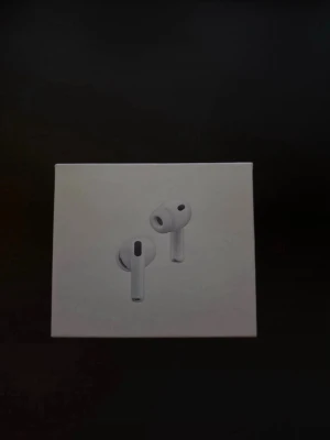 AirPods Pro 3 1:1 - Säljer ett par vita Apple AirPods Pro, trådlösa in-ear hörlurar med stilren design. De har silikonproppar för bekväm passform och levereras i originalförpackning med tillhörande manualer. Perfekta för dig som vill ha grymt ljud och smidig anslutning till din iPhone.