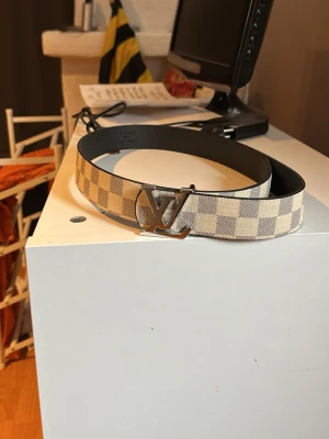 Bälte för herrar vit med logga  - Säljer detta bälte för att de är för litet pris kan diskuteras 