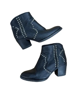 Svarta cowboy boots med nitar - Snygga svarta  boots från Zadig & Voltaire! Skorna är i läder, storlek 37 och jättefint skick :)