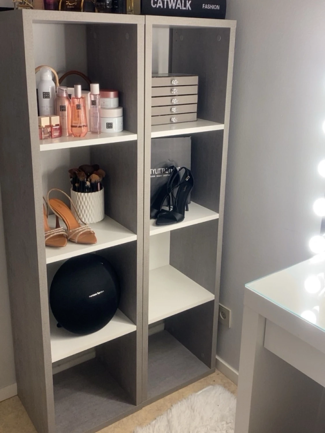 Grå och vit hylla med sex fack - 1