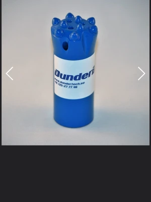 Blå borrkrona från Dundertech - Säljer en blå borrkrona från Dundertech, tillverkad i metall. Den har flera runda knappar på toppen och en cylinderformad kropp med etikett. Perfekt för dig som behöver robust utrustning till borrning.