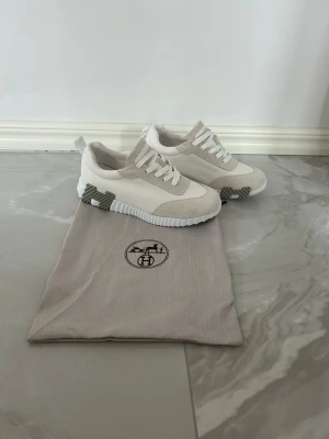 H skor - Säljer dessa fina oanvända skor pågrund av dom inte passar mig. Skorna är i nyskick och priset kan diskuteras vid snabb affär💨