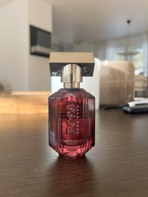 Hugo Boss The Scent magnetic 30ml parfym - Hugo Boss The Scent magnetic 30ml parfym, uppskattningsvis ca 60% kvar i flaskan. Har förvarats mörkt och svalt.